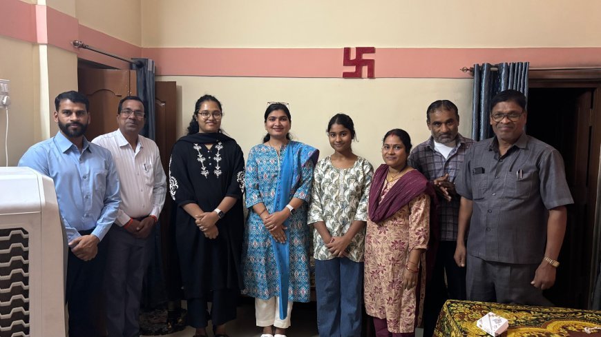 नारायणपुर में टॉपर्स का सम्मान, कलेक्टर घर पहुँचकर दी बधाई और बढ़ाया उत्साह