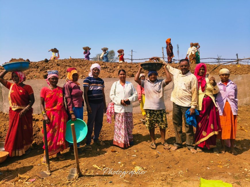 तरौद में श्रमदान की मिसाल: सरपंच रामटेके सहित मजदूरों ने मिलकर बढ़ाया गांव विकास
