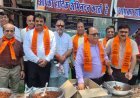 मातृ दिवस पर सिविल लाइंस सिंधी पंचायत का सेवा अभियान, राहगीरों को बांटा शरबत और प्रसाद