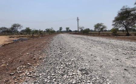 सिकोसा-कोडेवा सड़क निर्माण में लापरवाही से बढ़ा खतरा, राहगीरों ने की कार्रवाई की मांग