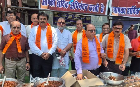 मातृ दिवस पर सिविल लाइंस सिंधी पंचायत का सेवा अभियान, राहगीरों को बांटा शरबत और प्रसाद