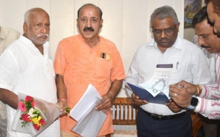 रायपुर रेल मंडल में यात्री सुविधाओं के विस्तार की मांग, DRUCC सदस्यों ने महाप्रबंधक को सौंपा ज्ञापन