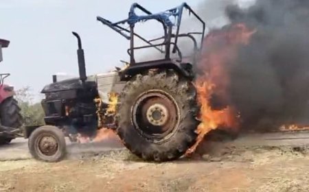 चलते ट्रैक्टर में लगी भीषण आग, ड्राइवर ने कूदकर बचाई जान