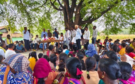 मोटरसाइकिल से वनांचल पहुंचे विधायक जनक राम ध्रुव, 40 साल बाद गांव में पहुंचा कोई जनप्रतिनिधि