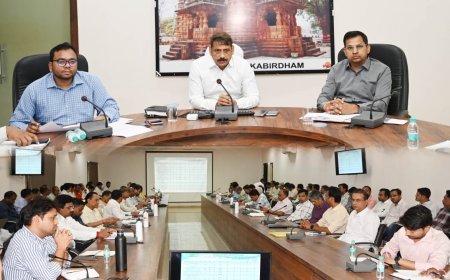 कवर्धा में मानसून पूर्व तैयारी तेज: हर पंचायत में 500 पौधे लगाने का लक्ष्य, जल संरक्षण और लंबित राजस्व प्रकरणों पर कलेक्टर सख्त