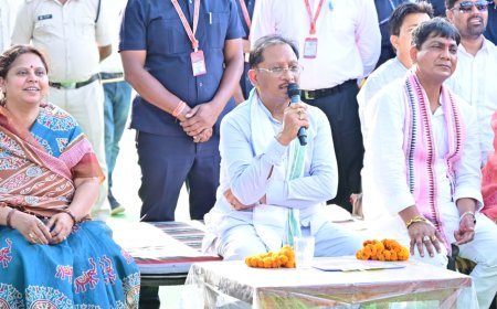 कमरौद में बरगद के नीचे मुख्यमंत्री विष्णु देव साय की चौपाल, ग्रामीणों की समस्याएं सुनीं और विकास कार्यों की घोषणाएं कीं