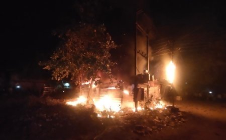 भिलाई में ट्रांसफार्मर से निकली चिंगारी से कबाड़ी दुकान में लगी भीषण आग, दमकल ने पाया काबू