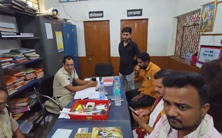 थाना परिसर में कबाड़ियों को VIP ट्रीटमेंट पड़ा भारी, बिलासपुर में दो पुलिसकर्मी लाइन अटैच