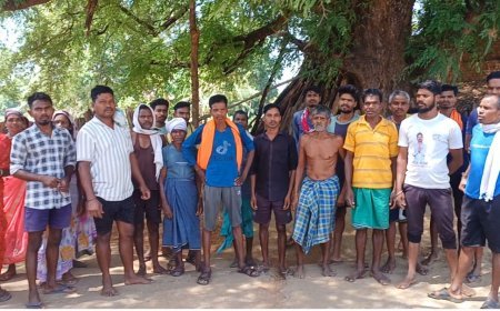 चार महीने से अंधेरे में डूबा आमझर गांव, बारिश से पहले बढ़ी ग्रामीणों की चिंता