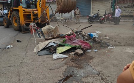 बालोद सदर रोड पर चला प्रशासन का बुलडोजर, अतिक्रमण हटाओ अभियान से सड़क हुई खाली