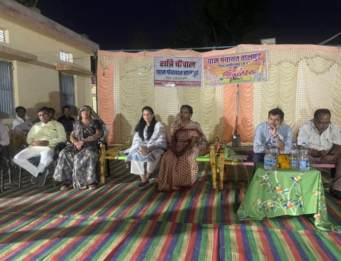 वालपुर की रात्रि चौपाल में गूंजीं ग्रामीणों की समस्याएं, कलेक्टर नीतू माथुर ने दिए त्वरित समाधान के निर्देश