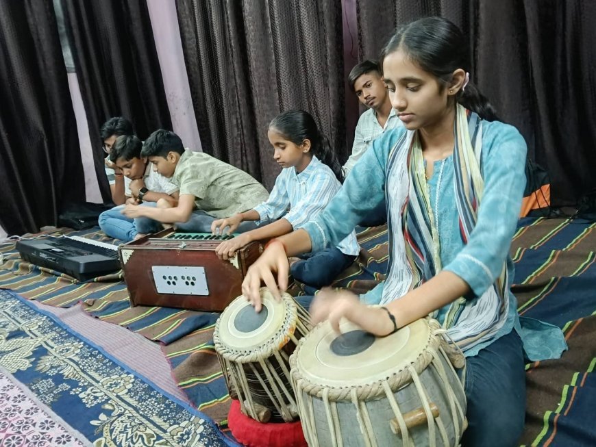 मोरवा की ‘सुर ओ चंदम म्यूजिक अकाडमी’ बनी संगीत शिक्षा का केंद्र, 10 दिन में हारमोनियम-तबला सीखने का मौका