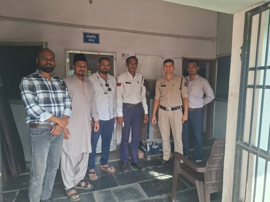 रायपुर में सराहनीय पहल: ऑल मुस्लिम वेलफेयर फाउंडेशन ने ट्रैफिक पुलिस को बांटी छाछ