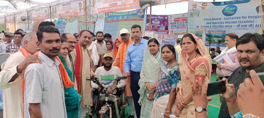 ओरमा सरपंच मंजूलता साहू की पहल से दिव्यांग दंपत्ति को मिली बैटरी चालित ट्राइसाइकिल
