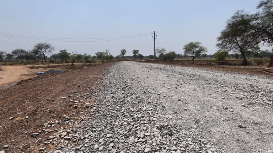 सिकोसा-कोडेवा सड़क निर्माण में लापरवाही से बढ़ा खतरा, राहगीरों ने की कार्रवाई की मांग