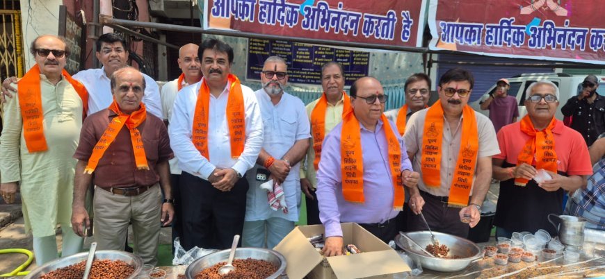 मातृ दिवस पर सिविल लाइंस सिंधी पंचायत का सेवा अभियान, राहगीरों को बांटा शरबत और प्रसाद