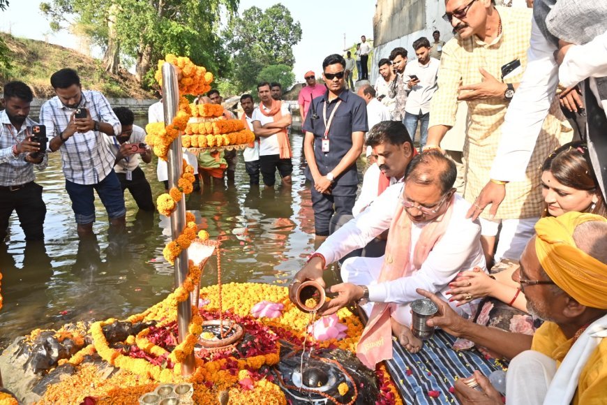 डोंगरिया पहुंचे मुख्यमंत्री विष्णुदेव साय, जलेश्वर महादेव में किया जलाभिषेक