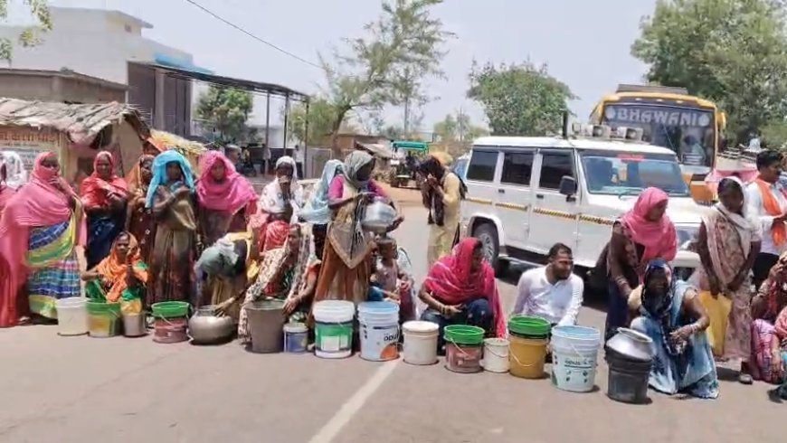 पानी की किल्लत से नाराज ग्रामीणों ने किया चक्का जाम, महिलाओं ने हाईवे पर बैठकर किया प्रदर्शन