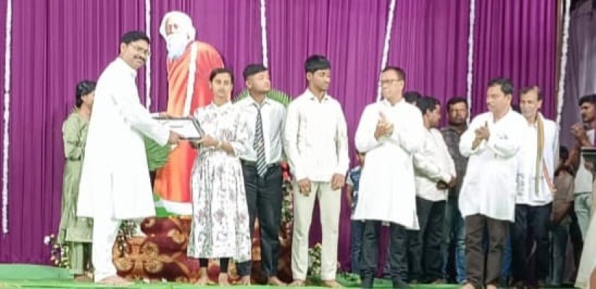 परलकोट की बेटियों ने बढ़ाया क्षेत्र का गौरव, मेधावी छात्राओं का हुआ भव्य सम्मान