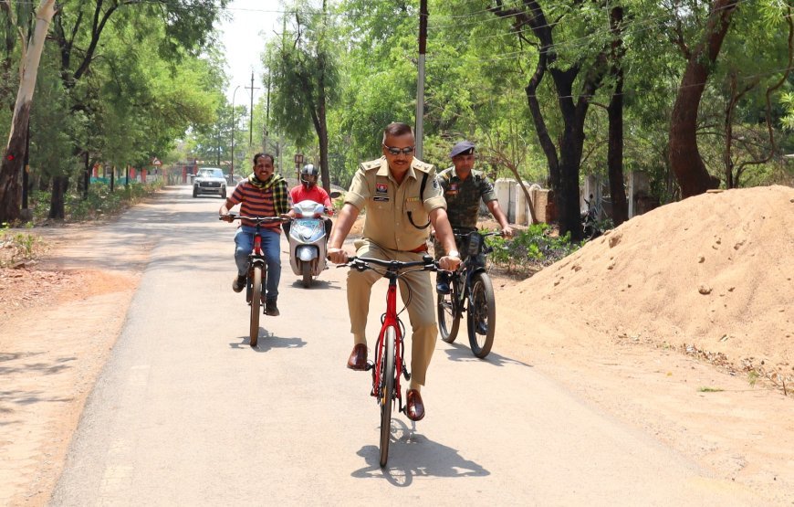 ऊर्जा संरक्षण की ओर कबीरधाम पुलिस का प्रेरक कदम, अधिकारी साइकिल से पहुंचे कार्यालय