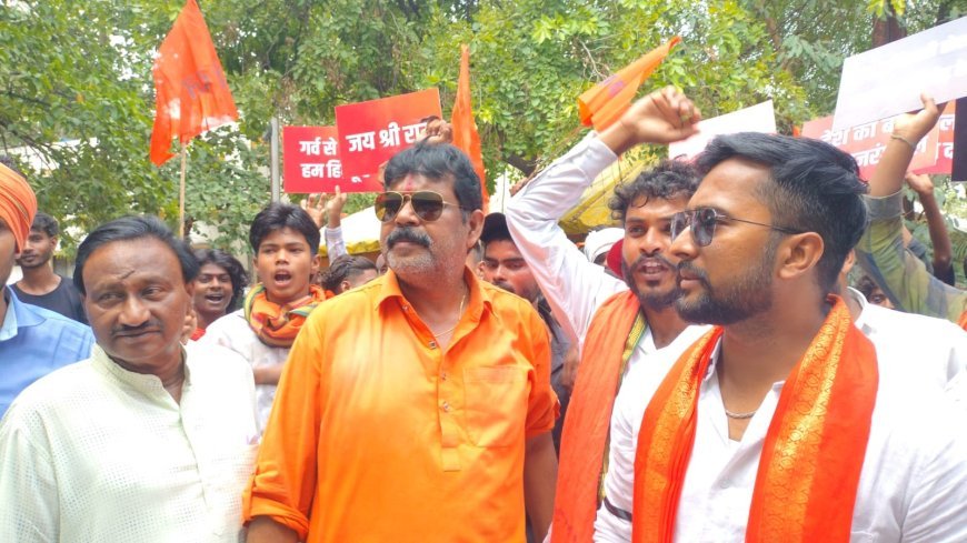 जिला अस्पताल की अव्यवस्थाओं को लेकर बजरंग दल का प्रदर्शन, CMHO कार्यालय का घेराव