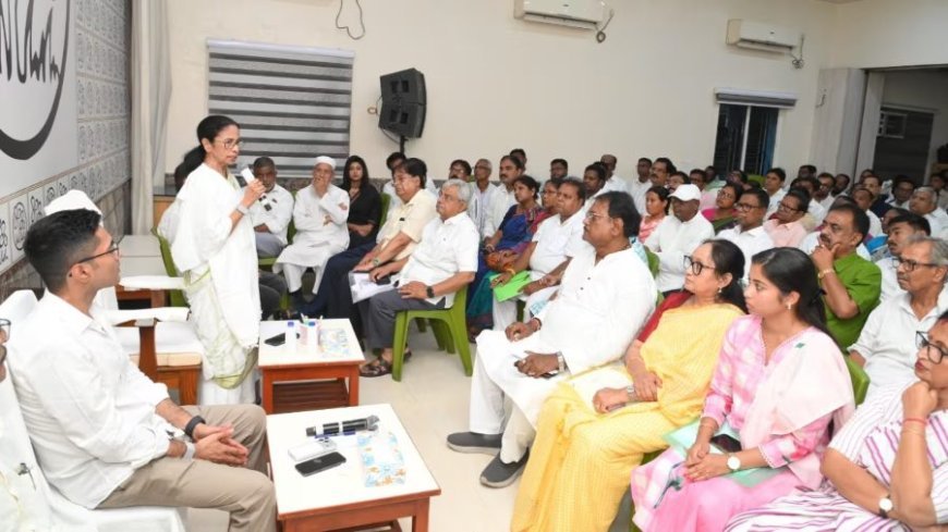 TMC में बढ़ी अंदरूनी कलह, ममता बनर्जी बोलीं- जिसे जाना है जाए, पार्टी फिर खड़ी करेंगे