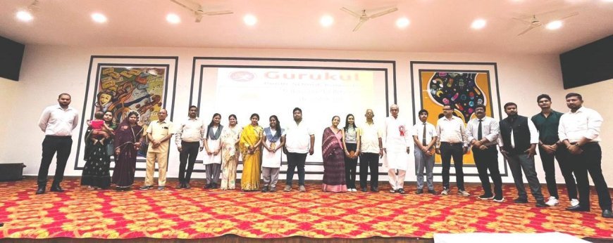 गुरुकुल पब्लिक स्कूल में मेधावी विद्यार्थियों का सम्मान, अनंत जैन और प्रणव तिवारी ने जिले में किया टॉप