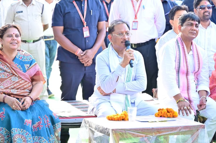 कमरौद में बरगद के नीचे मुख्यमंत्री विष्णु देव साय की चौपाल, ग्रामीणों की समस्याएं सुनीं और विकास कार्यों की घोषणाएं कीं