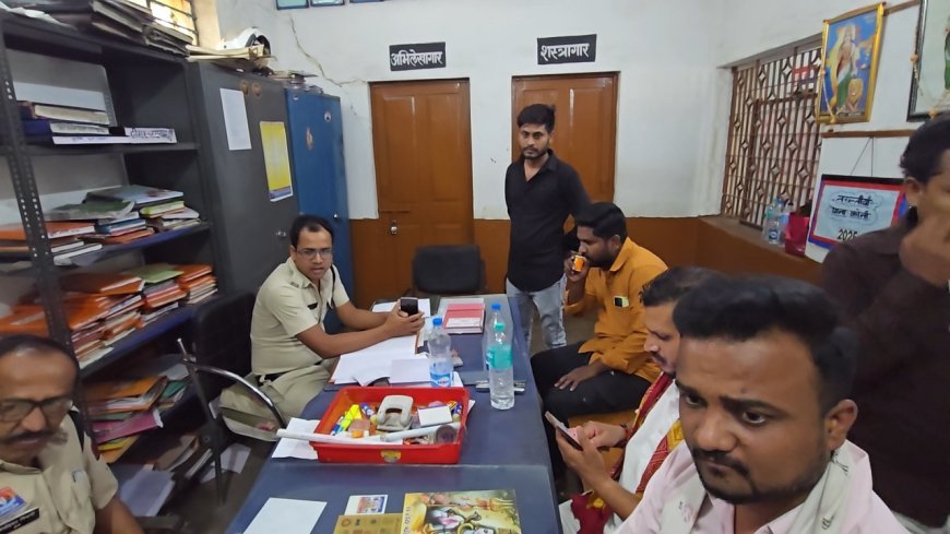 थाना परिसर में कबाड़ियों को VIP ट्रीटमेंट पड़ा भारी, बिलासपुर में दो पुलिसकर्मी लाइन अटैच