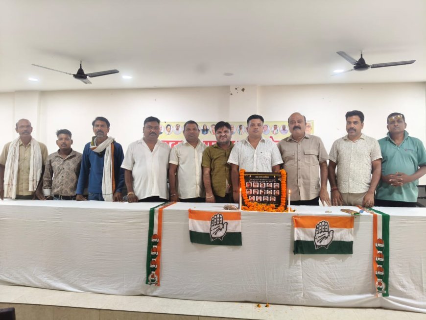 बलरामपुर में झिरम घाटी हमले के शहीदों को कांग्रेस कार्यकर्ताओं ने दी श्रद्धांजलि