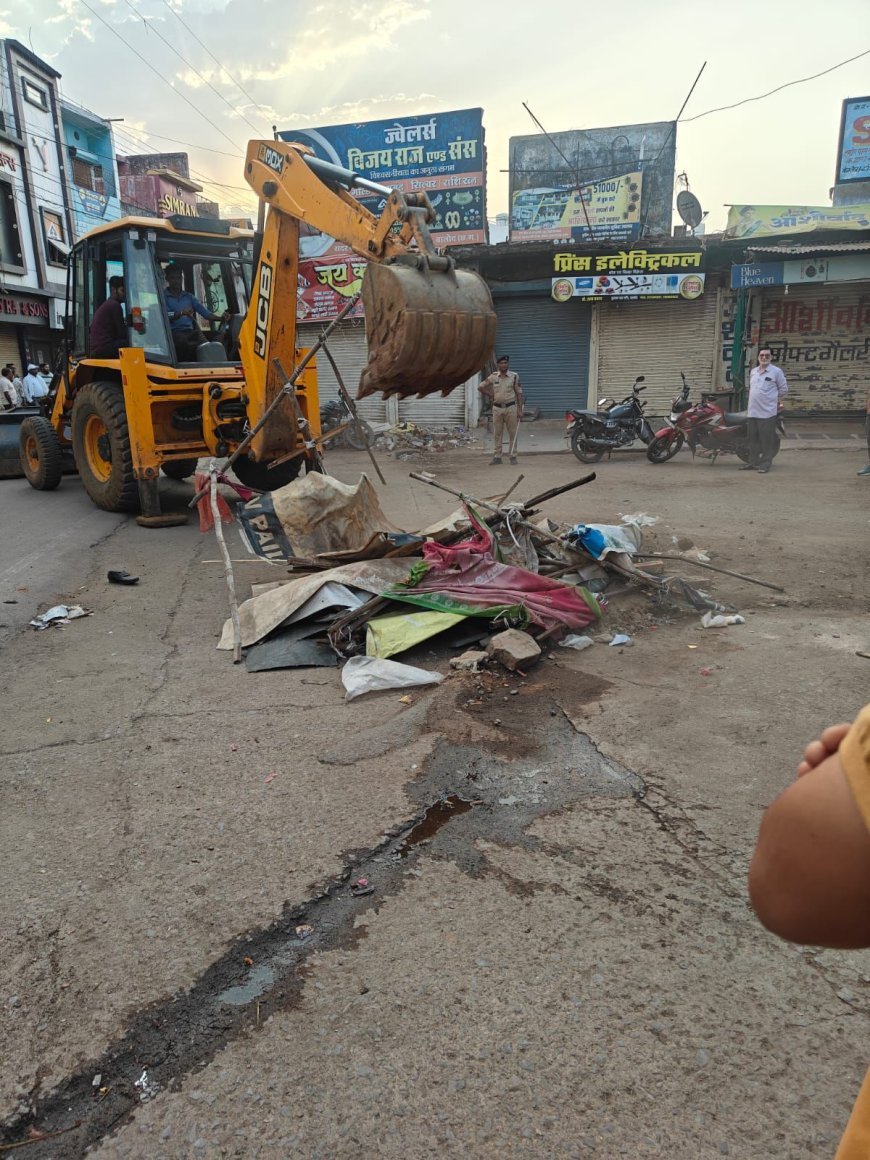 बालोद सदर रोड पर चला प्रशासन का बुलडोजर, अतिक्रमण हटाओ अभियान से सड़क हुई खाली