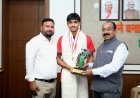 उप मुख्यमंत्री अरुण साव से अंडर-18 एशिया कप विजेता हॉकी खिलाड़ी अवि मानिकपुरी की सौजन्य मुलाकात