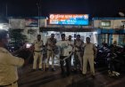 स्कूटी में छिपा मिला अजगर, रेस्क्यू के बाद पुलिसकर्मियों संग बना सेल्फी स्टार