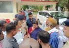 शाला प्रवेशोत्सव के दौरान कांग्रेस कार्यकर्ताओं का विरोध, जर्जर स्कूल भवनों को लेकर सौंपा ज्ञापन
