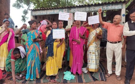 कुसमी में दूसरे दिन भी जारी रहा ग्रामीणों का अनिश्चितकालीन धरना, प्रशासन के खिलाफ हुई नारेबाजी