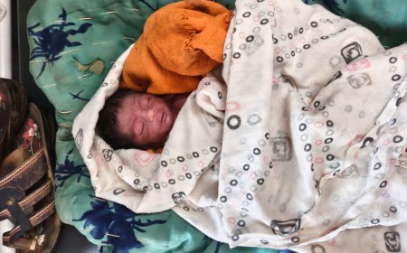 जंगल में नवजात का जन्म, आरोग्यम केंद्र पर ताला मिलने से भड़का ग्रामीणों का आक्रोश