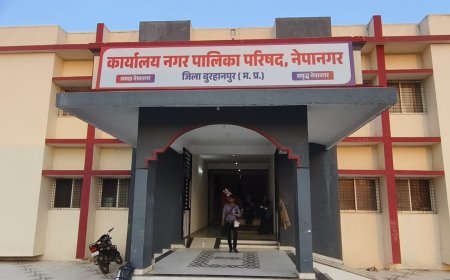 ई-कचरा वाहन को धक्का मारते दिखे नगर पालिका कर्मचारी, वायरल वीडियो ने उठाए कई सवाल