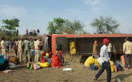 हीरापुर के पास स्टेयरिंग फेल होने से यात्री बस पलटी, 10 से अधिक यात्री घायल