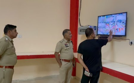 कबीरधाम पुलिस की रात्रिकालीन सरप्राइज चेकिंग, सुनसान स्थानों पर बैठे लोगों को दी समझाइश