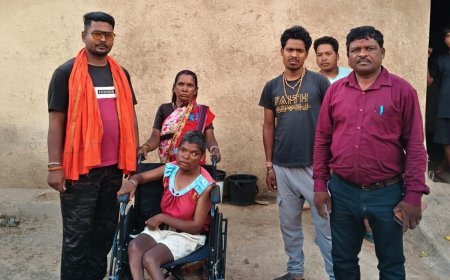 दिव्यांग एतवारो को घर पहुंचकर मिली व्हीलचेयर, रुकी पेंशन बहाली की प्रक्रिया शुरू
