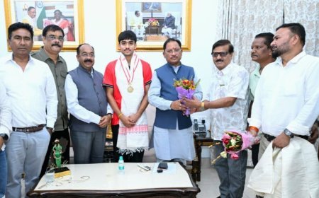 अंडर-18 एशिया कप विजेता हॉकी खिलाड़ी अवि मानिकपुरी ने मुख्यमंत्री विष्णुदेव साय से की मुलाकात