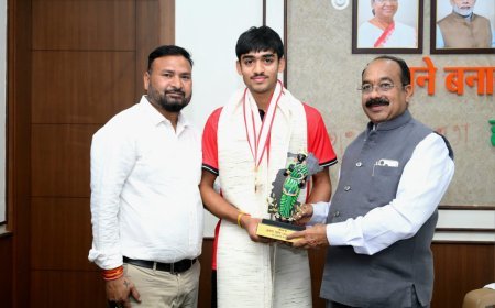 उप मुख्यमंत्री अरुण साव से अंडर-18 एशिया कप विजेता हॉकी खिलाड़ी अवि मानिकपुरी की सौजन्य मुलाकात