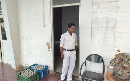 बलरामपुर कलेक्टर कार्यालय में बदहाली का आलम, टूटे शौचालय और गंदगी से फैल रही दुर्गंध