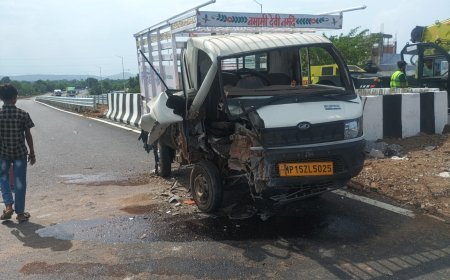 गौरझामर ओवरब्रिज पर श्रद्धालुओं से भरा ऑटो दुर्घटनाग्रस्त, दो की मौत, आठ घायल