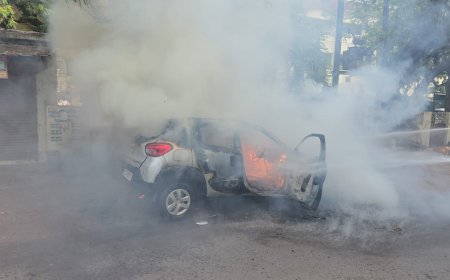 दुर्ग में हेमचंद विश्वविद्यालय के सामने खड़ी कार में भीषण आग, अग्निशमन दल ने समय रहते पाया काबू