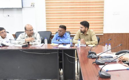 दुर्ग में कसारीडीह पोल्ट्री फार्म रिडेवलपमेंट पर बैठक, कम्पोजिट बिल्डिंग व ऑक्सीजोन परियोजना पर चर्चा