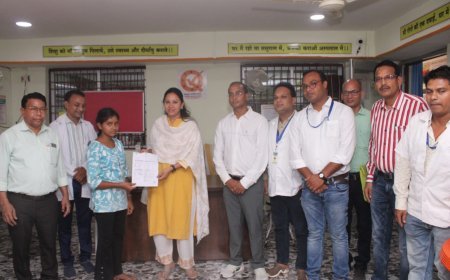 कलेक्टर पद्मिनी भोई साहू ने महतारी सदन, स्वास्थ्य केंद्र और खाद वितरण व्यवस्था का किया निरीक्षण