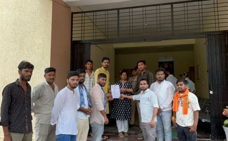 पांढुर्ना में मीनाक्षी नटराजन का नामांकन रद्द होने पर NSUI का प्रदर्शन, कलेक्टर को सौंपा ज्ञापन