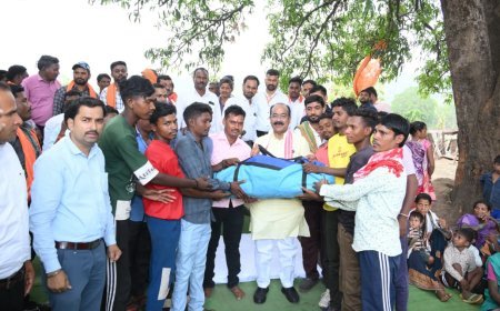 आम की छांव तले डिप्टी सीएम अरुण साव की जनचौपाल, ग्रामीणों से जमीन पर बैठकर किया संवाद
