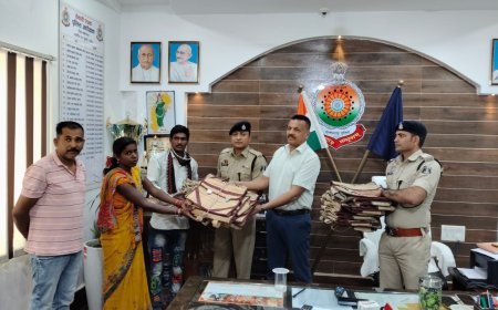 कबीरधाम पुलिस की पहल: वनांचल के बच्चों को मिली शैक्षणिक सामग्री और 27 स्कूल बैग
